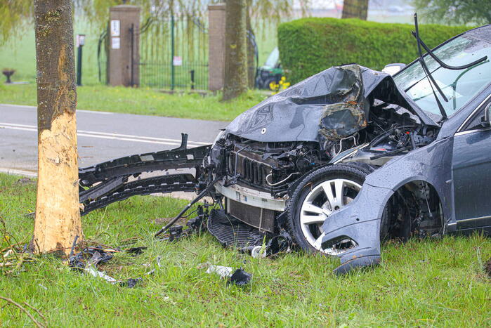 Automobilist gewond bij botsing tegen boom