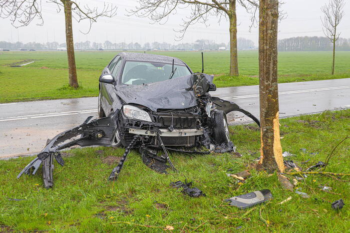 Automobilist gewond bij botsing tegen boom