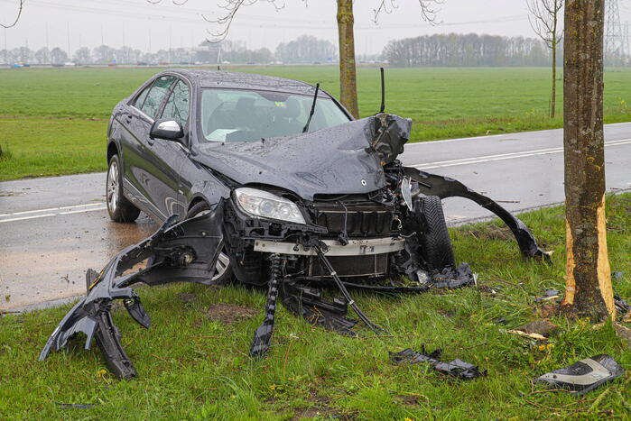 Automobilist gewond bij botsing tegen boom