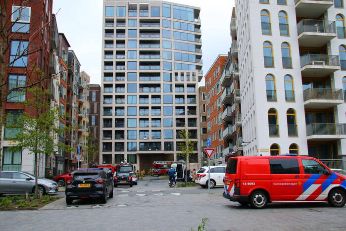 Bewoner en huisdier krijgen rook binnen bij hevige woningbrand