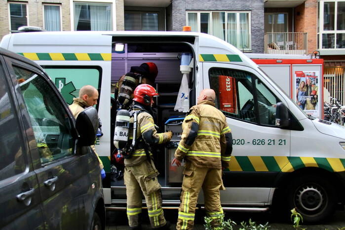 Bewoner en huisdier krijgen rook binnen bij hevige woningbrand