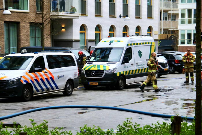 Bewoner en huisdier krijgen rook binnen bij hevige woningbrand