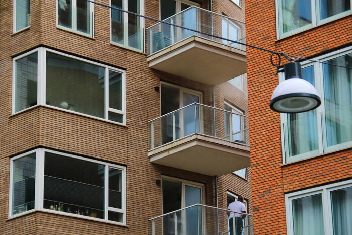 Bewoner en huisdier krijgen rook binnen bij hevige woningbrand