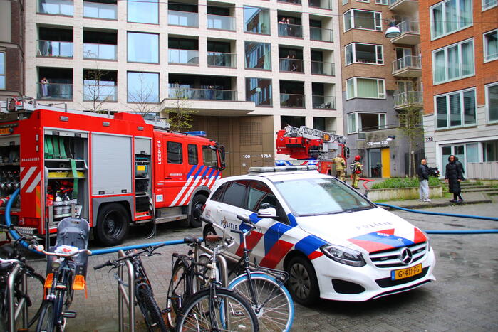 Bewoner en huisdier krijgen rook binnen bij hevige woningbrand