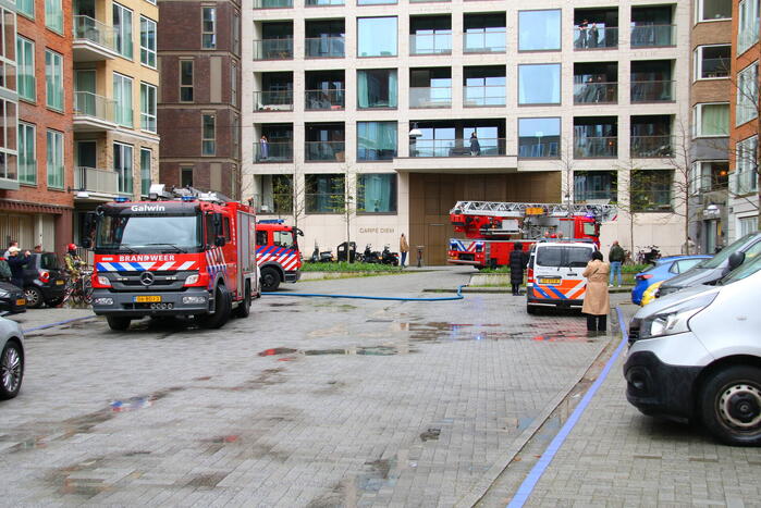 Bewoner en huisdier krijgen rook binnen bij hevige woningbrand
