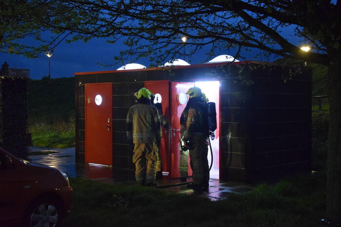 Flinke inzet voor smeulbrand op openbaar toilet