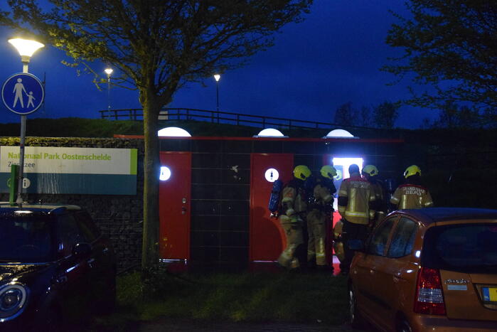 Flinke inzet voor smeulbrand op openbaar toilet