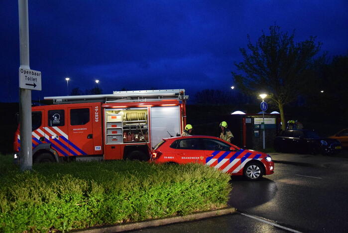 Flinke inzet voor smeulbrand op openbaar toilet