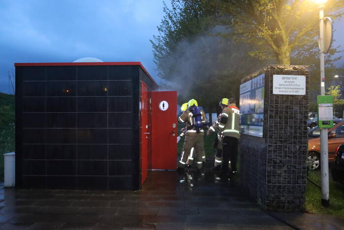 Flinke inzet voor smeulbrand op openbaar toilet