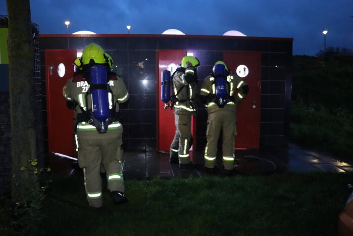 Flinke inzet voor smeulbrand op openbaar toilet