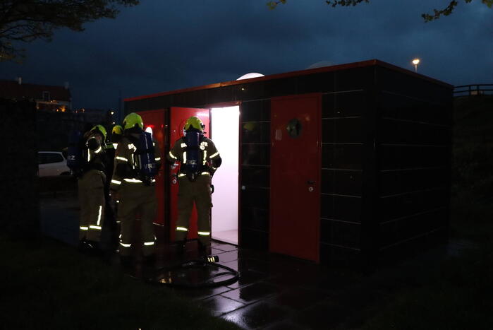 Flinke inzet voor smeulbrand op openbaar toilet