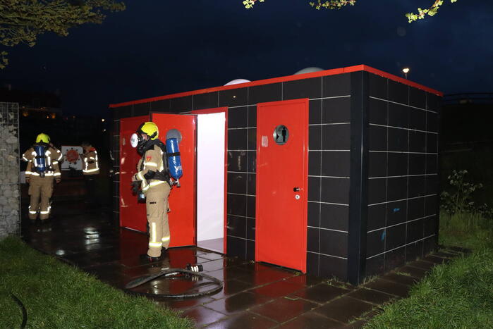 Flinke inzet voor smeulbrand op openbaar toilet
