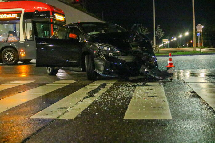 Personenauto in botsing met lijnbus