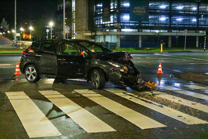 Personenauto in botsing met lijnbus