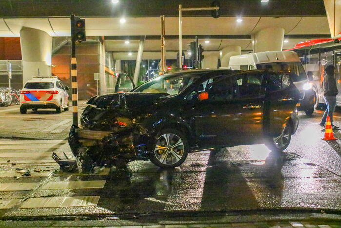 Personenauto in botsing met lijnbus