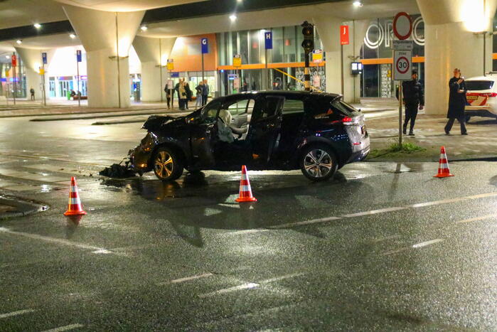 Personenauto in botsing met lijnbus