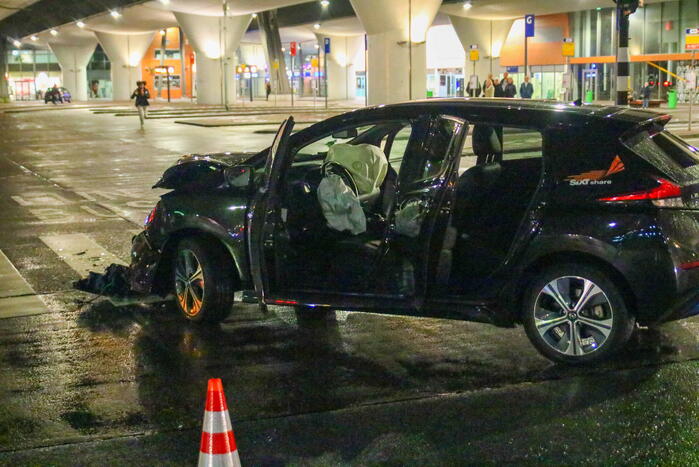 Personenauto in botsing met lijnbus