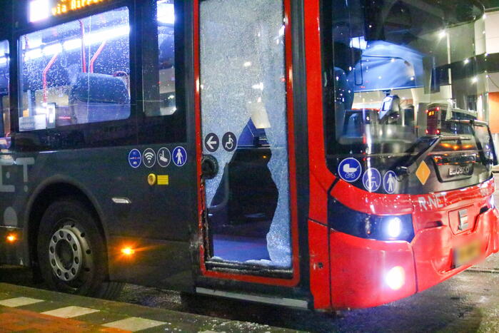 Personenauto in botsing met lijnbus