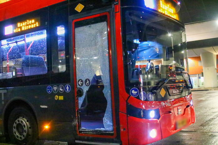 Personenauto in botsing met lijnbus
