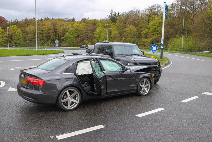 Bestuurder ziet andere auto over het hoofd bij het afslaan
