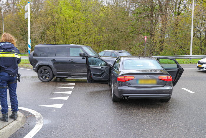 Bestuurder ziet andere auto over het hoofd bij het afslaan