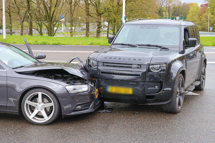 Bestuurder ziet andere auto over het hoofd bij het afslaan