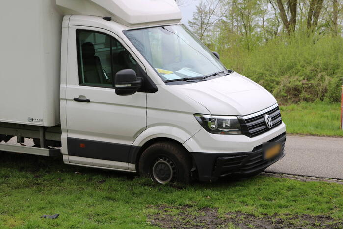 Bestuurder bestelbus botst op schrikblok beton