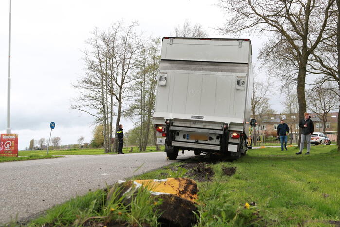 Bestuurder bestelbus botst op schrikblok beton