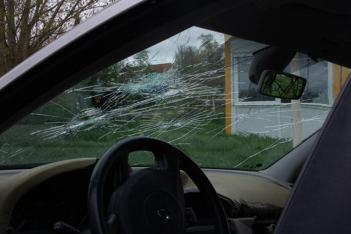 Auto flink beschadigd aangetroffen