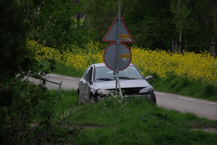 Auto flink beschadigd aangetroffen