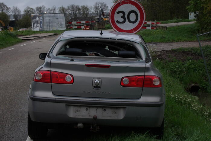 Auto flink beschadigd aangetroffen