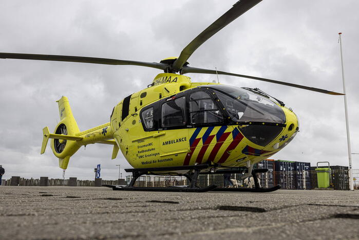 Traumahelikopter landt voor medische noodsituatie