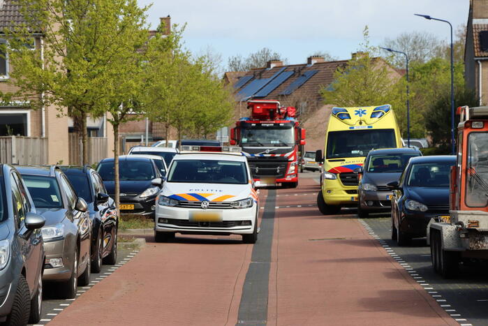 Twee personen op dak van woning