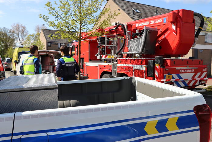 Twee personen op dak van woning