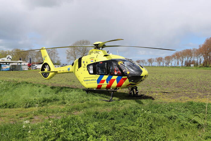 Twee personen op dak van woning