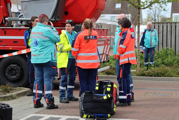 Twee personen op dak van woning