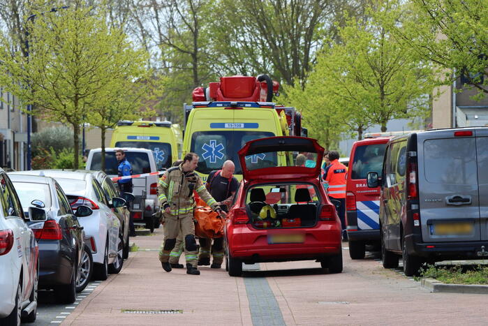Twee personen op dak van woning