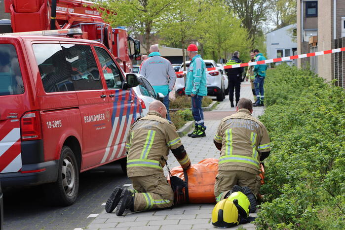 Twee personen op dak van woning