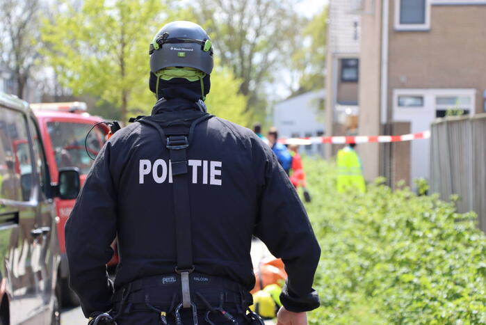 Twee personen op dak van woning