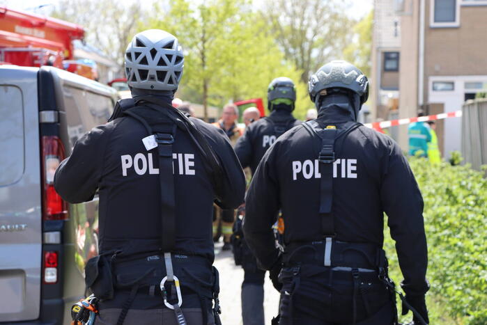 Twee personen op dak van woning