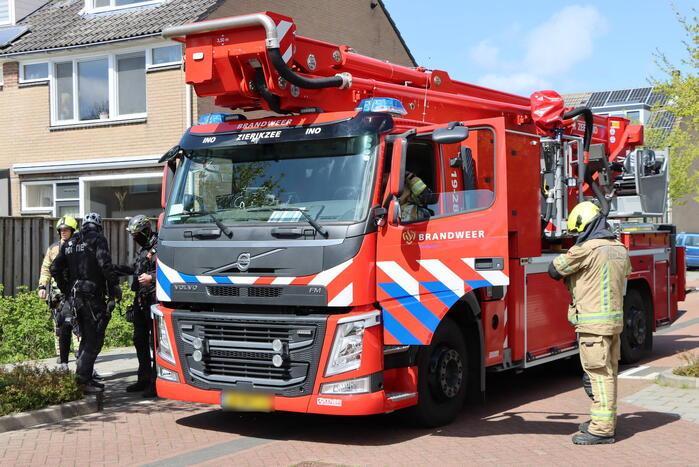 Twee personen op dak van woning