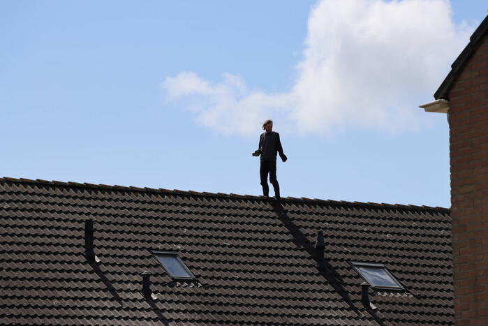 Twee personen op dak van woning