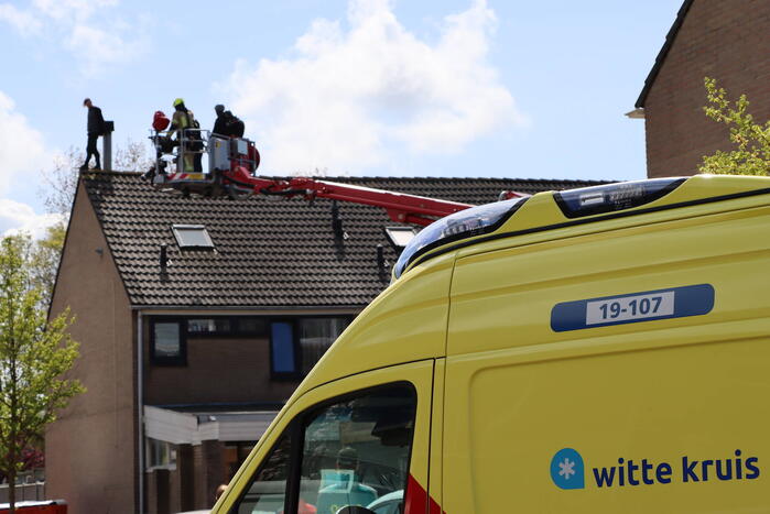 Twee personen op dak van woning