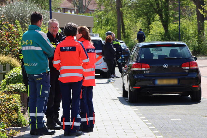 Twee personen op dak van woning