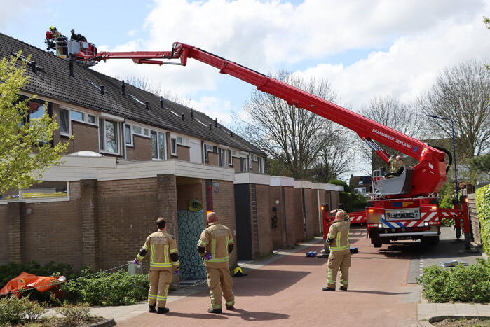 Twee personen op dak van woning