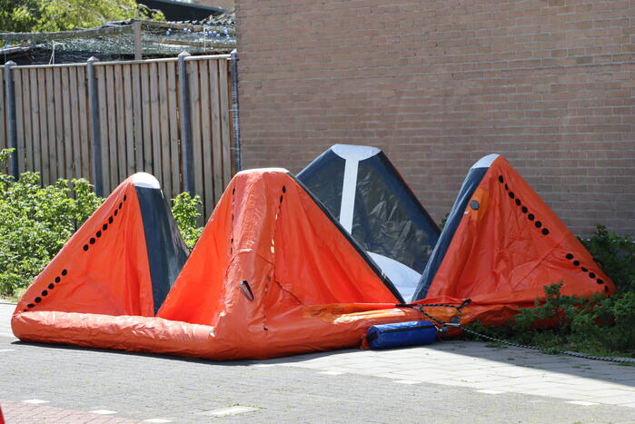 Twee personen op dak van woning