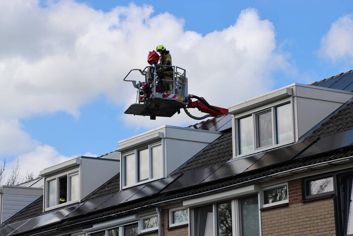 Twee personen op dak van woning