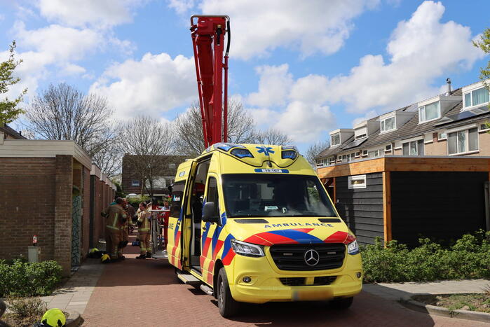 Twee personen op dak van woning