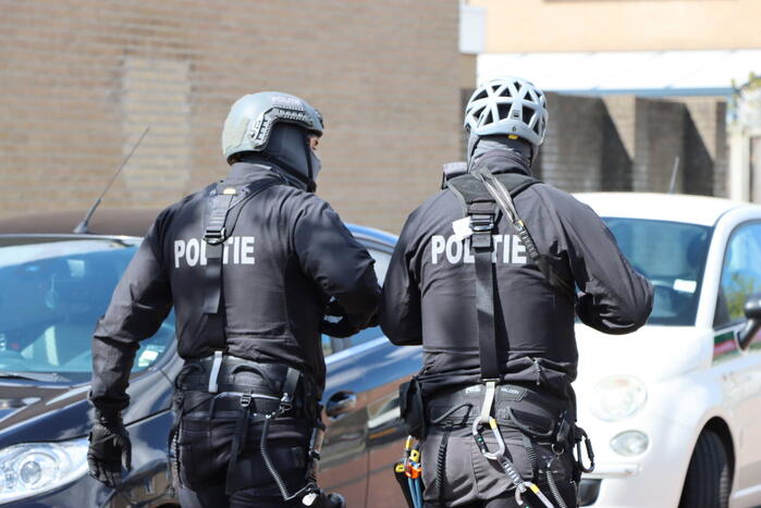 Twee personen op dak van woning