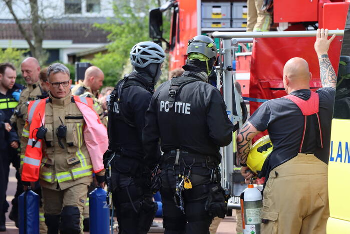 Twee personen op dak van woning